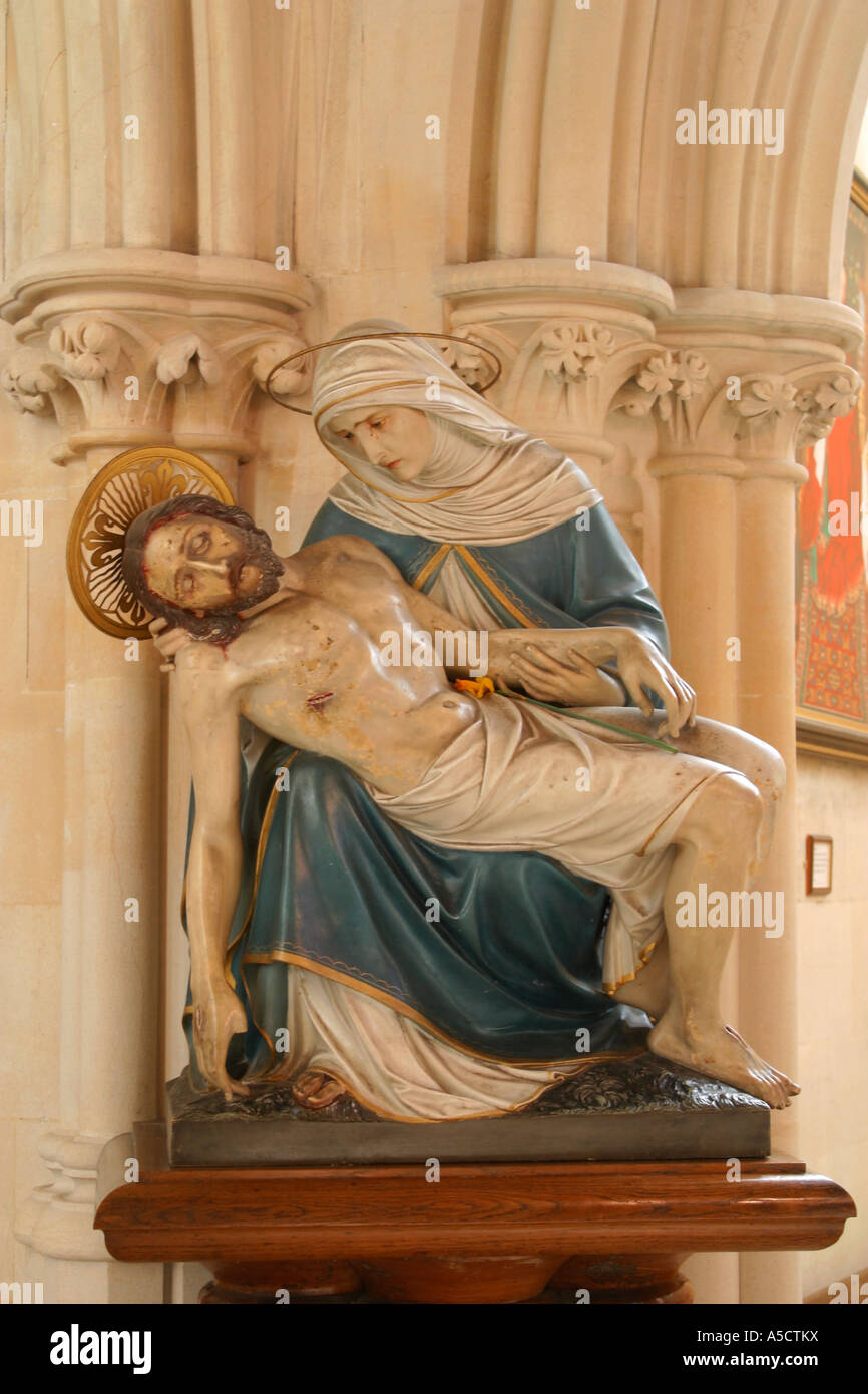 Scultura di Cristo dopo la Crocifissione nelle braccia di Maria. Situato Nella Cattedrale Di Arundel, Arundel, West Sussex. Foto Stock