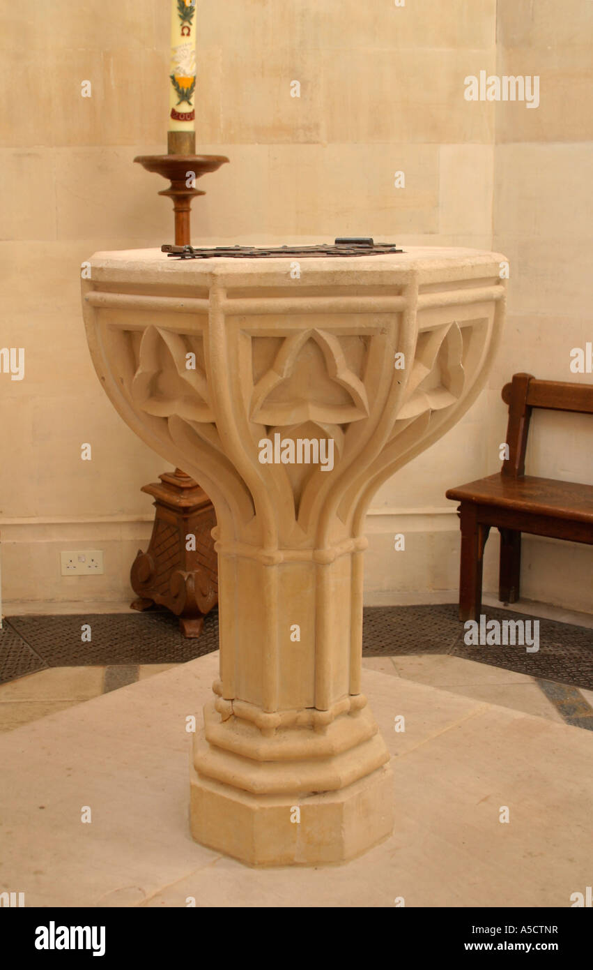 Battesimo font alla Cattedrale di Arundel, West Sussex con candela Pasquale Foto Stock