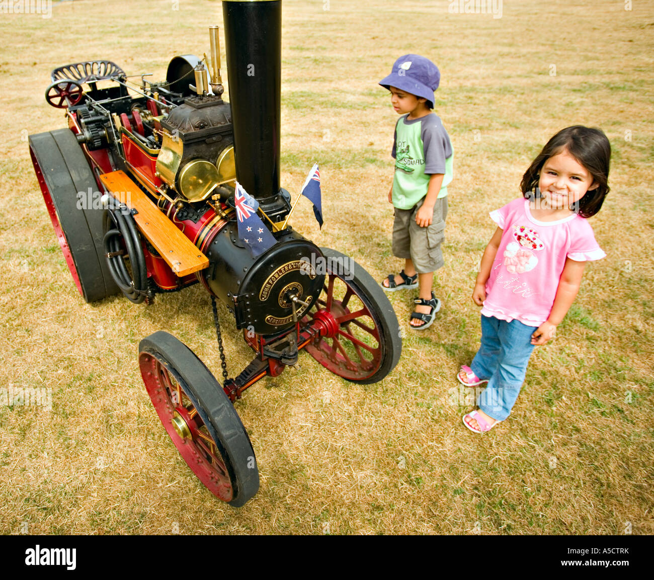 Un ragazzo e una ragazza guardare al vapore di modello di motore di trazione Foto Stock