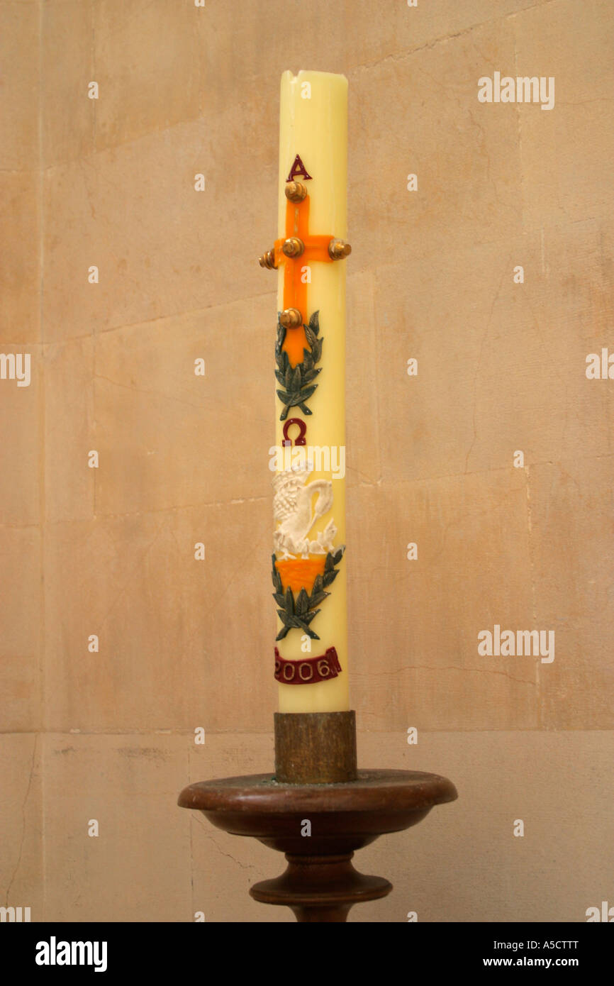Grande cero pasquale sul candelabro in legno titolare a Arundel cattedrale, West Sussex. Foto Stock