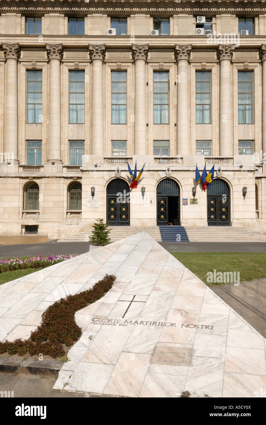 La Romania Bucarest. Il balcone della ex Comitato Centrale edificio. Monumento ai martiri in Piata Revolutiei. Foto Stock