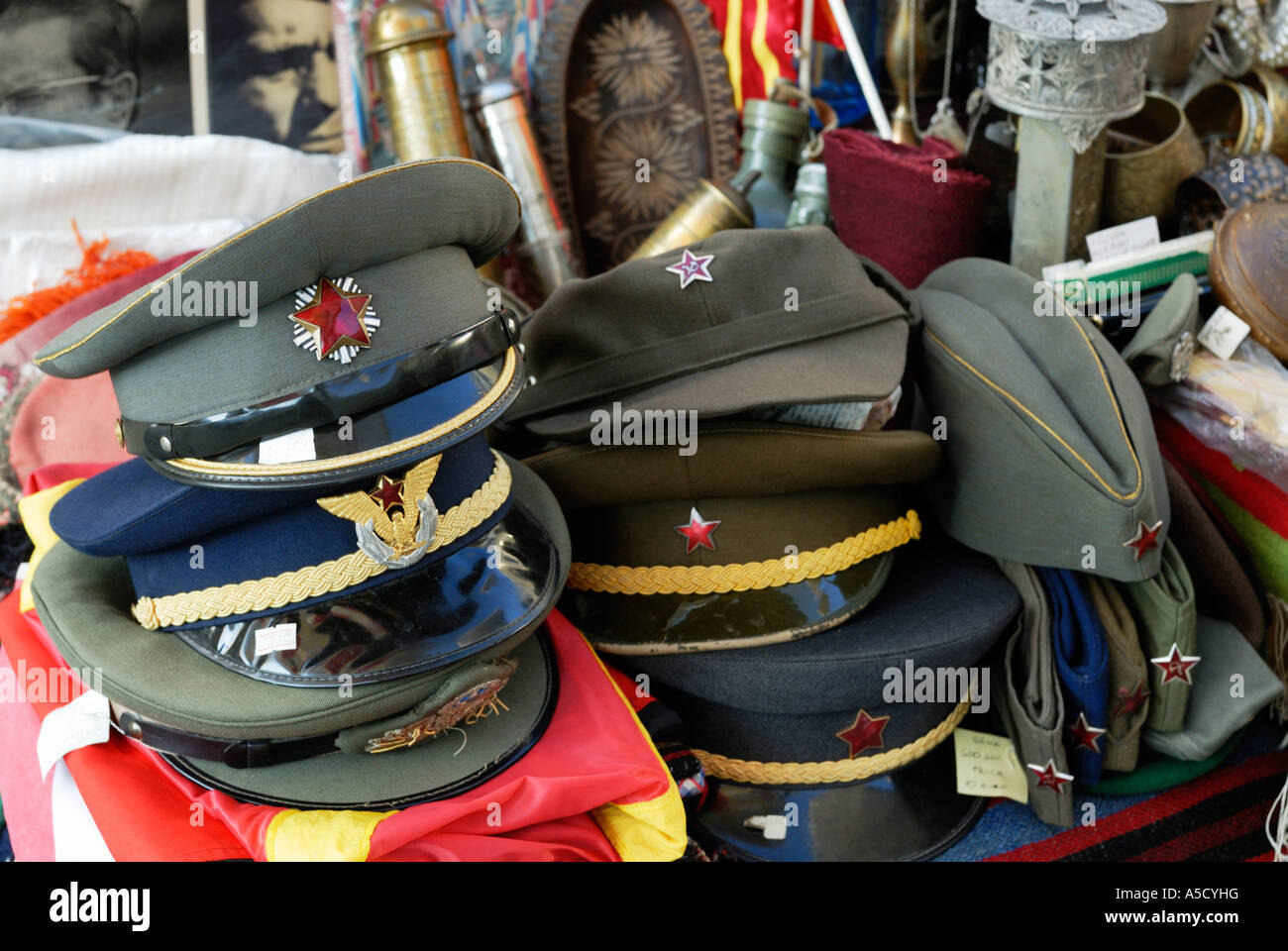 FYROM Ex Repubblica Iugoslava di Macedonia. Pressione di stallo di Skopje in Piazza Makedonija con oggetti da collezione da Tito il momento. Foto Stock