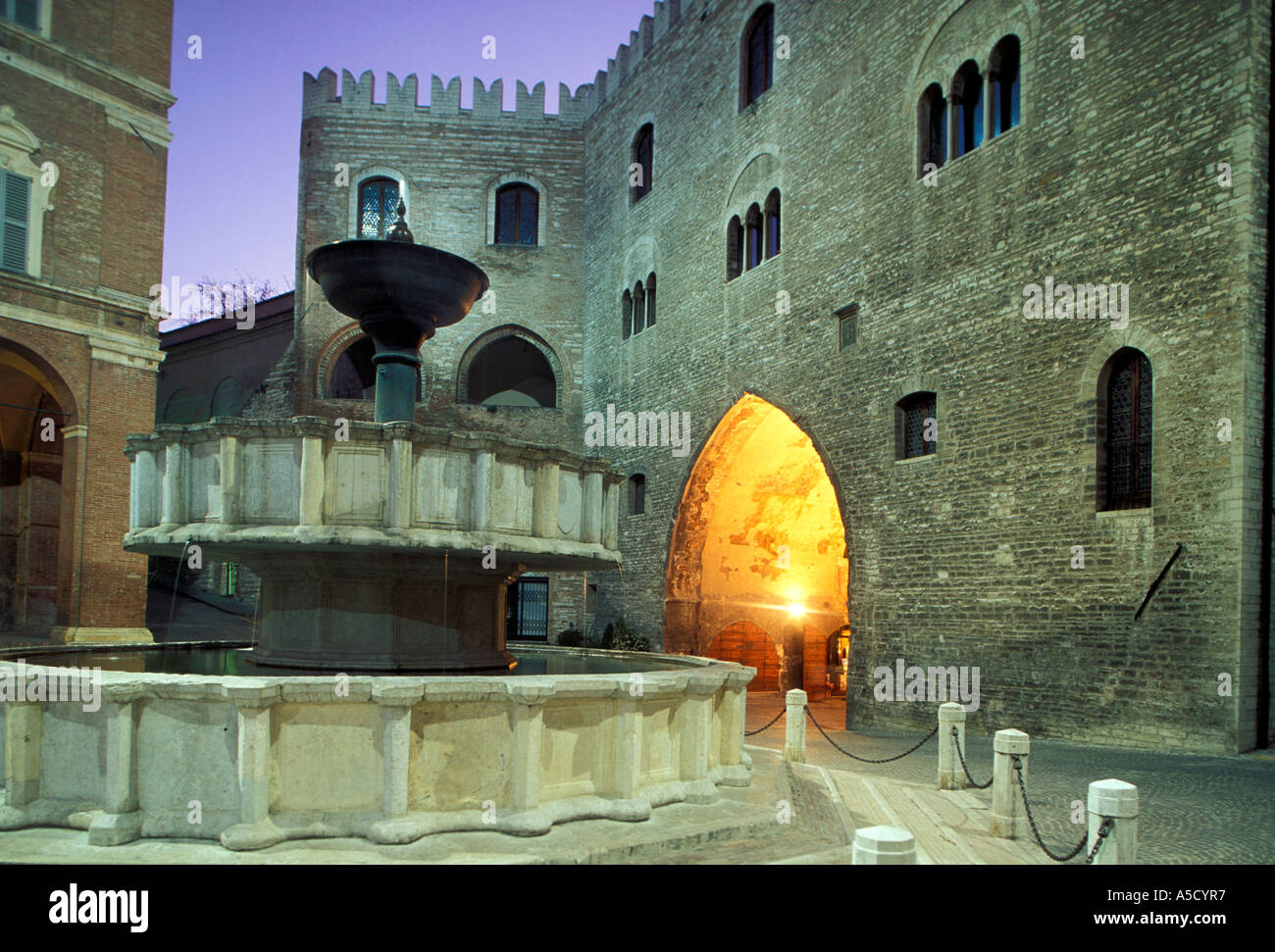 Fontana Sturinalto e Podestï¿½ palace Fabriano Marche Italia Foto stock -  Alamy