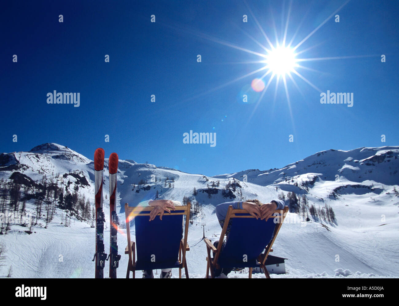 L uomo e la donna rilassante nelle Alpi, vista posteriore Foto Stock