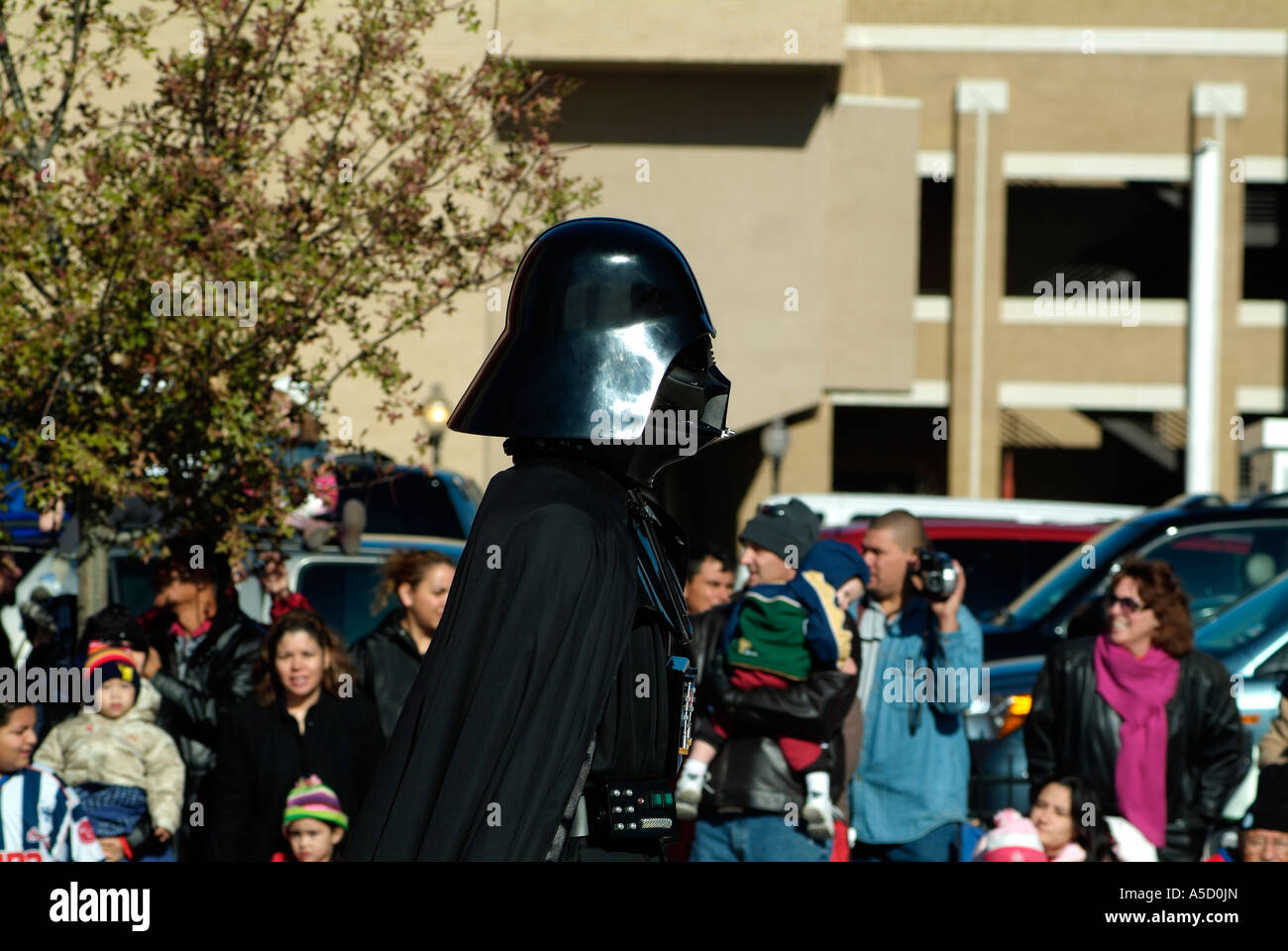 Uomo che indossa Darth wader costume e marcia durante una parata Foto Stock