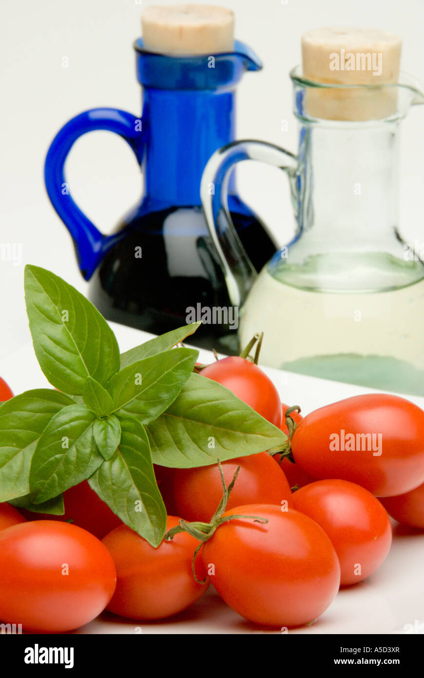 Rossi pomodori ciliegini basilico dolce Aceto e Olio d'oliva Foto Stock