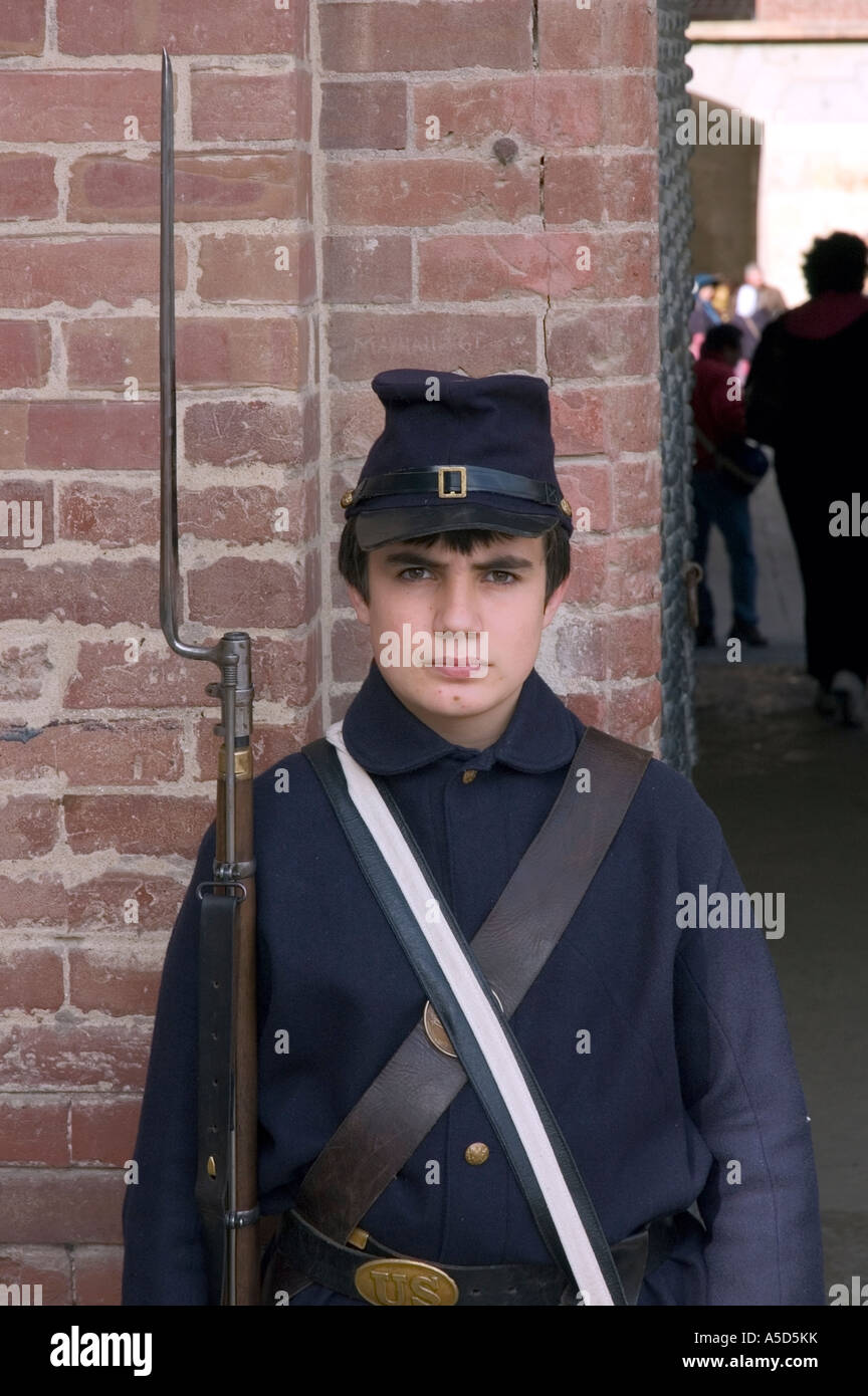 Ripromana la Guerra civile americana, un giovane attore vestito in uniforme dell'esercito di yankee Foto Stock