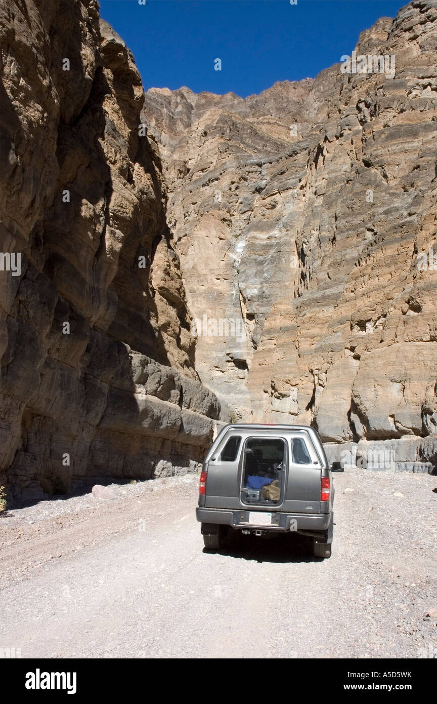 Guidando attraverso il tito Canyon, il Parco Nazionale della Valle della Morte, California USA Foto Stock