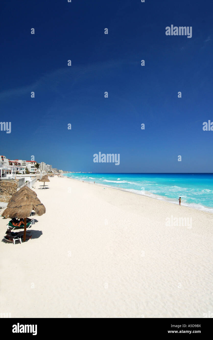 Spiaggia a sud della zona degli hotel di Cancun della penisola dello Yucatan in Messico Foto Stock