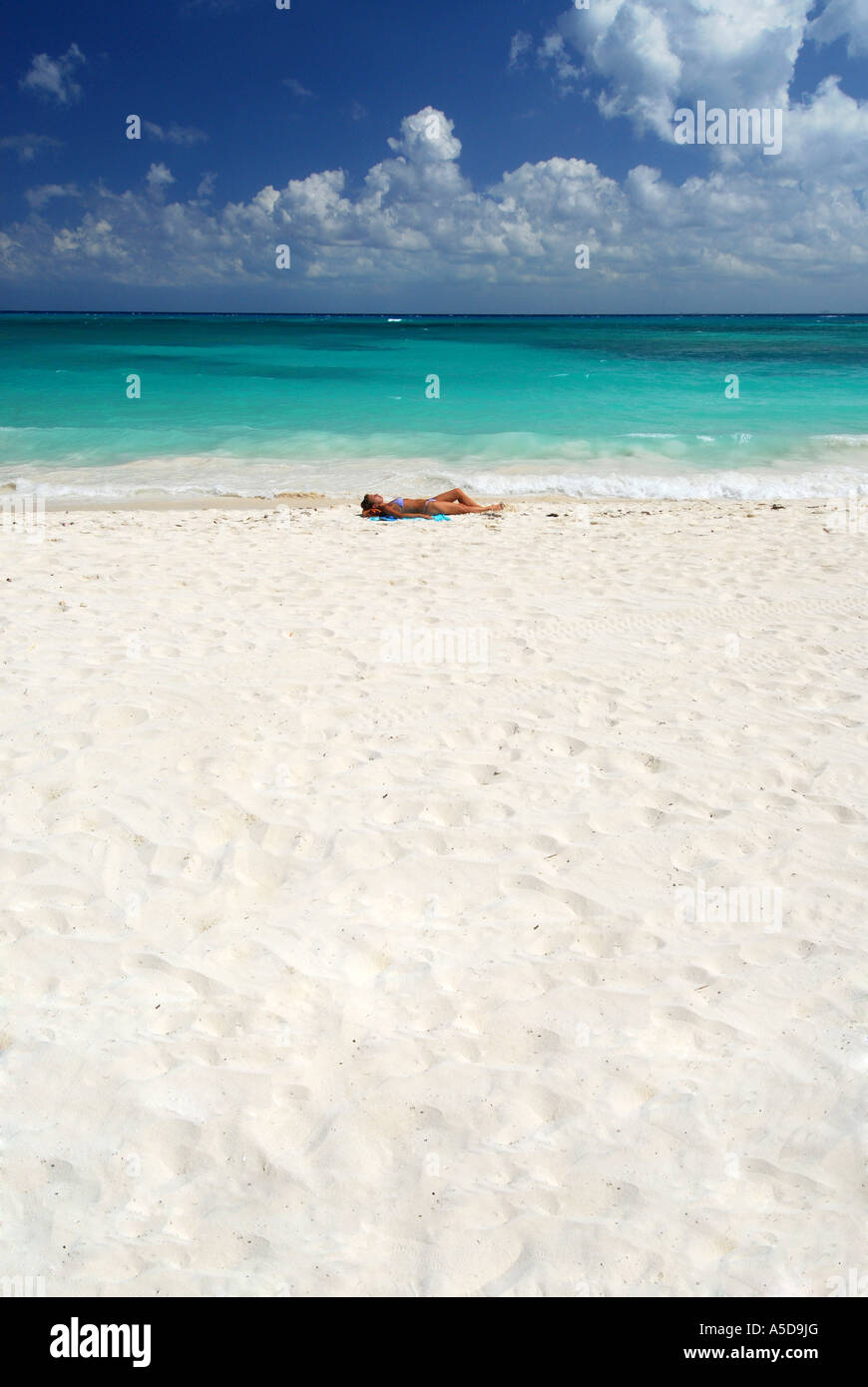 Ragazza sulla spiaggia a Playa del Carmen della penisola dello Yucatan in Messico Foto Stock