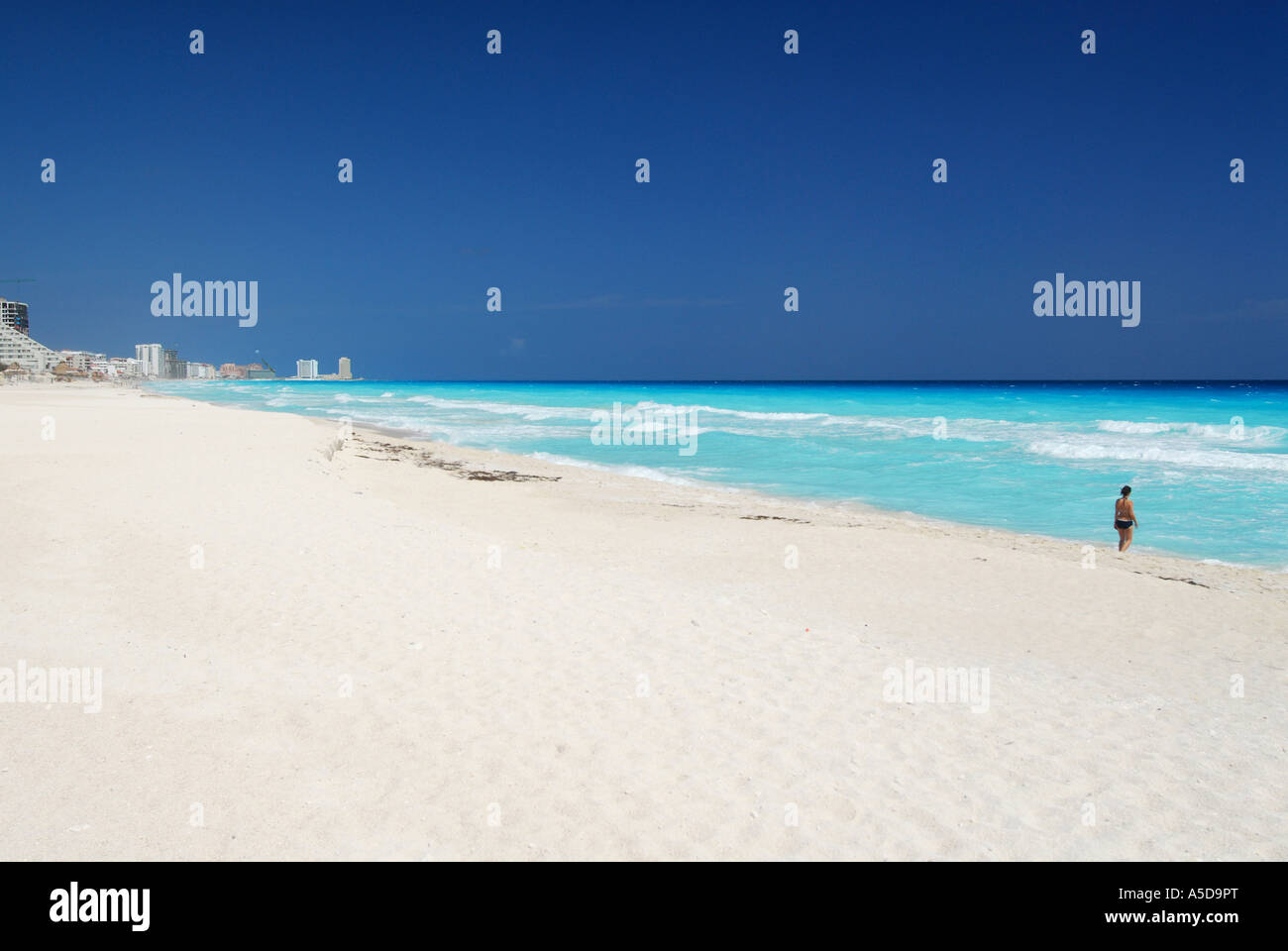 Playa Marlin parte della lunga spiaggia di Cancun della penisola dello Yucatan in Messico Foto Stock
