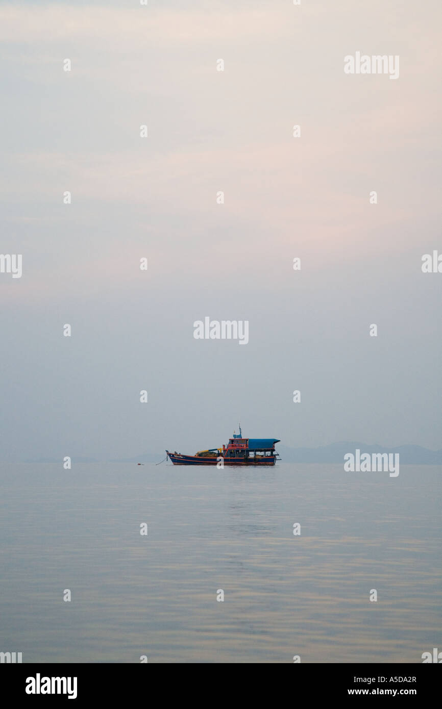 Unico solitario pesca ormeggiate nave o imbarcazione in mare Provincia di Krabi, Thailandia Foto Stock