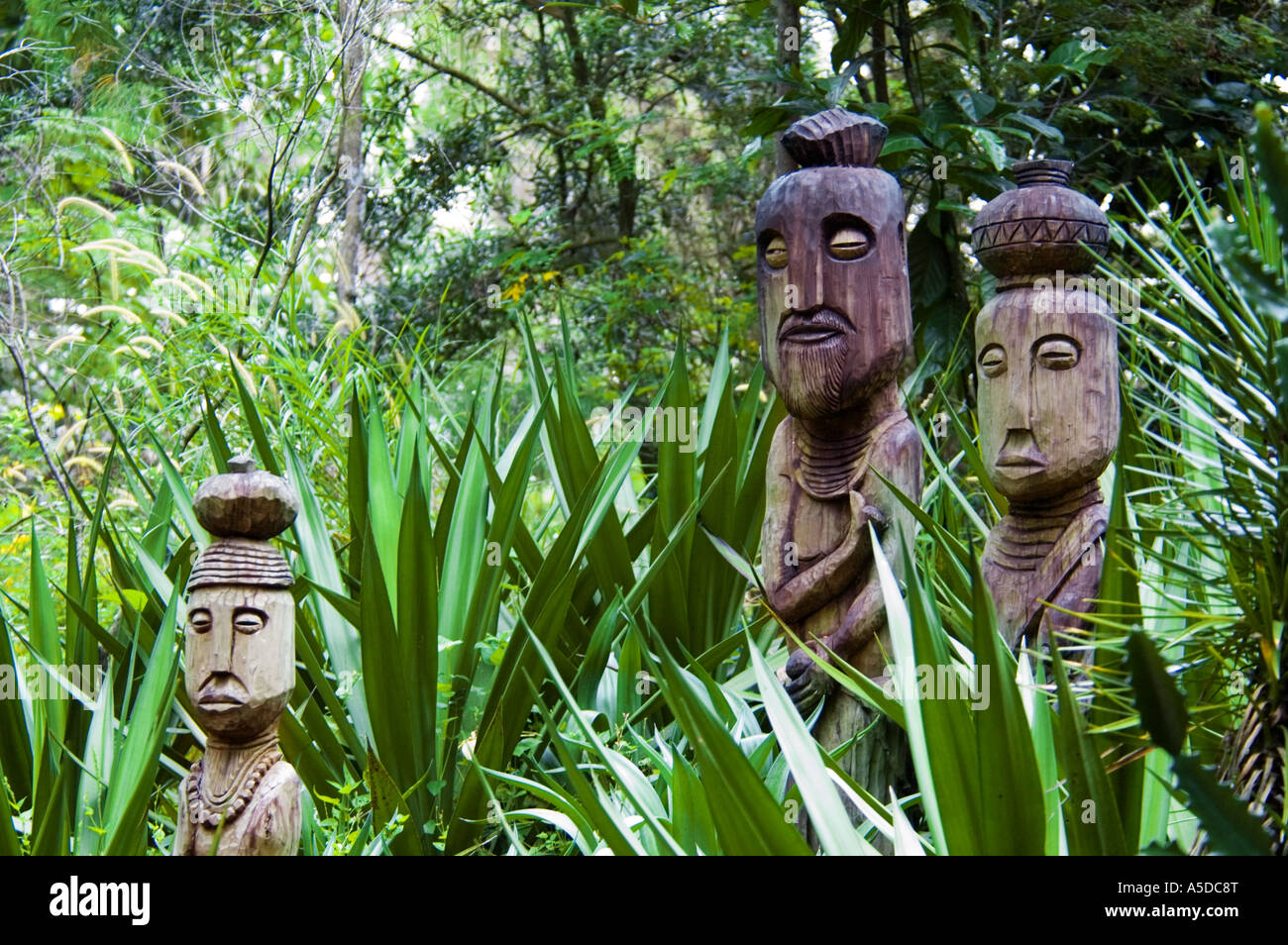 Foto di stock di tiki sculture in legno Foto Stock