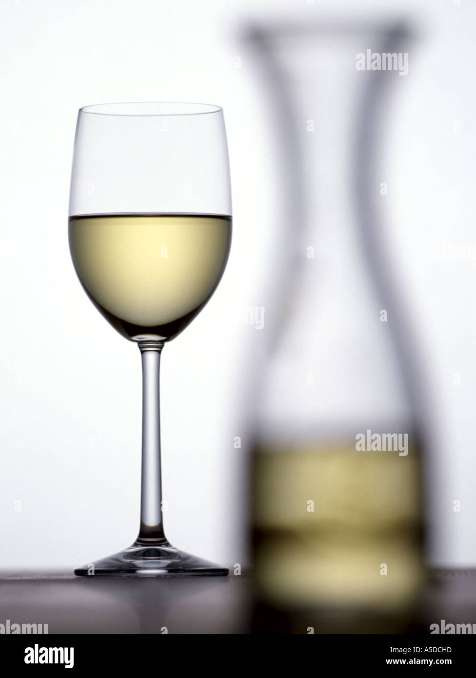 Bicchiere di vino bianco e caraffa Foto Stock