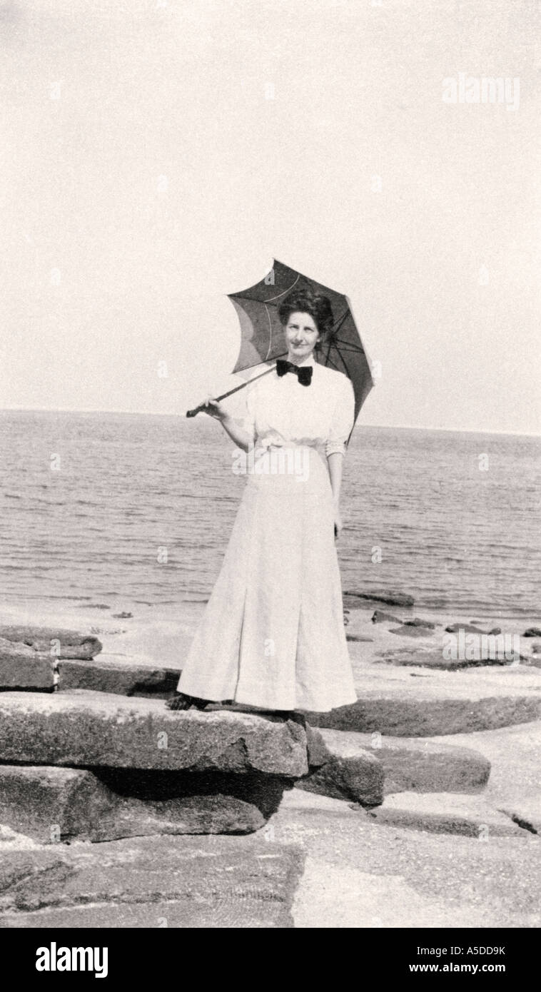 Fotografia storica della donna vittoriana privata sulla spiaggia con ombrellone Foto Stock