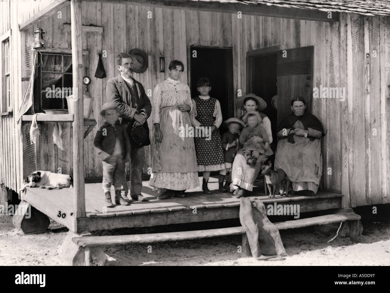 Fotografia storica famiglia rurale sul portico di casa in Florida Foto Stock