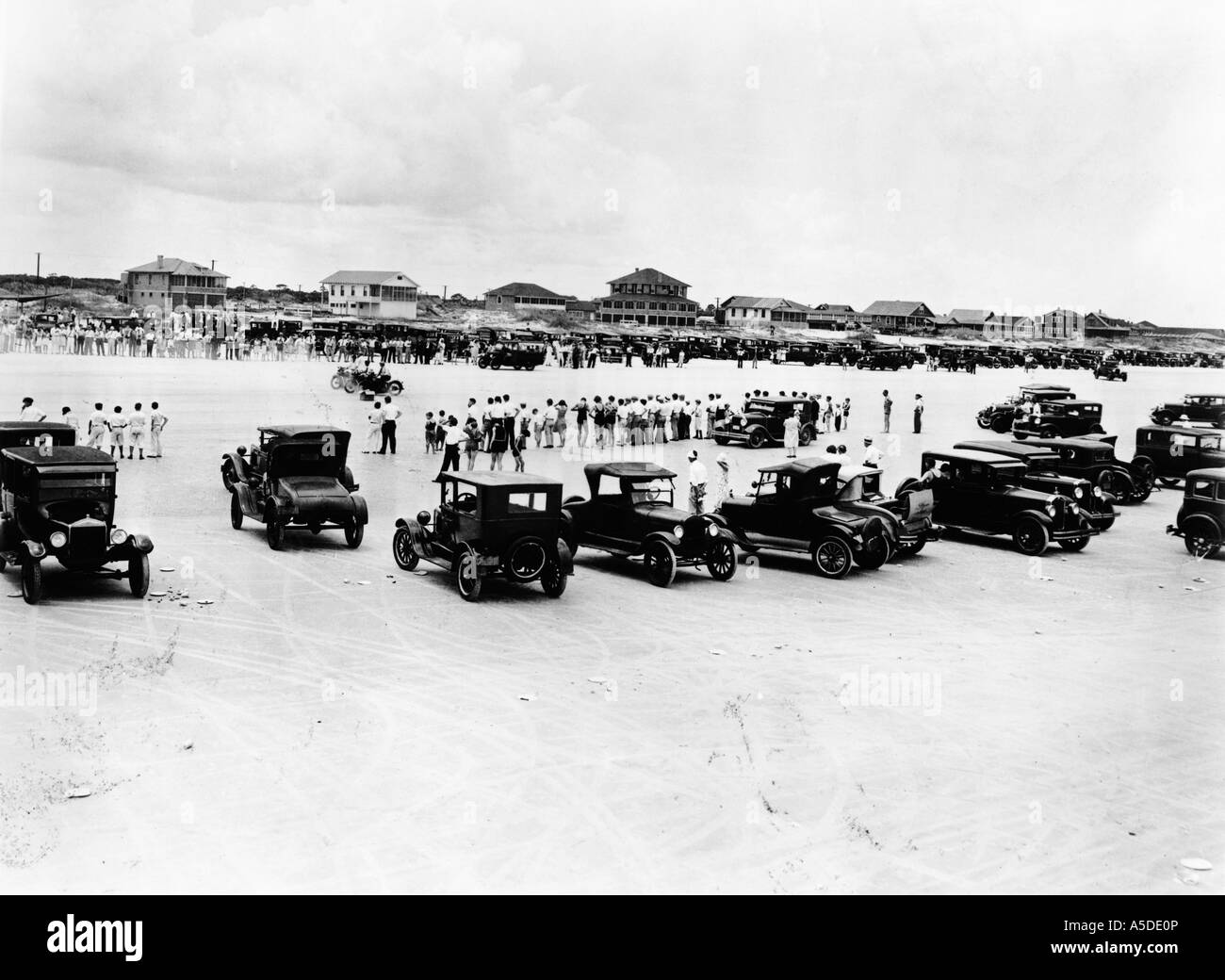 Fotografia storica di automobile racing sulla spiaggia in Daytona Beach Florida Foto Stock