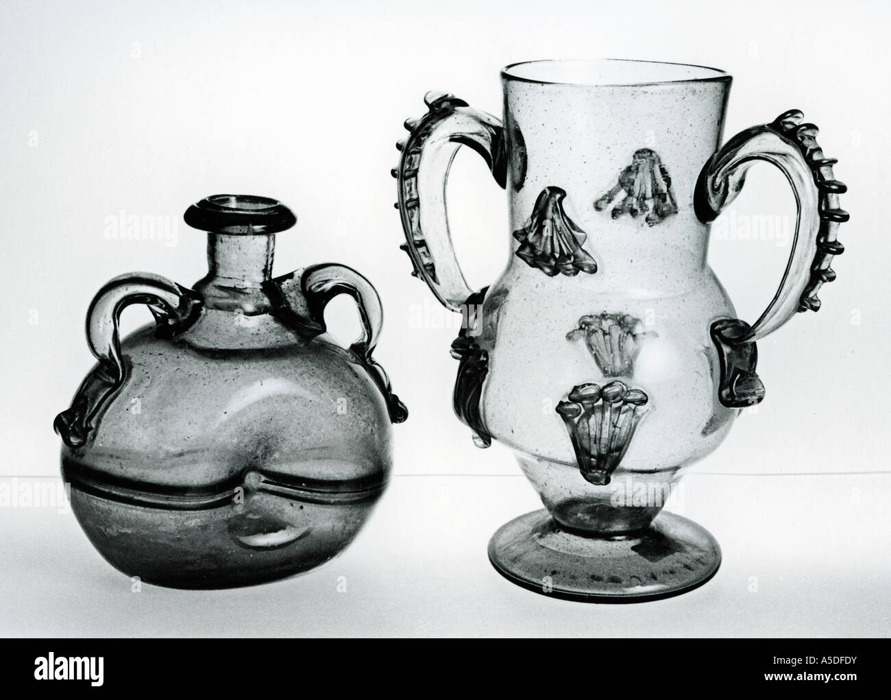 Caraffa di vetro e il vaso Foto Stock