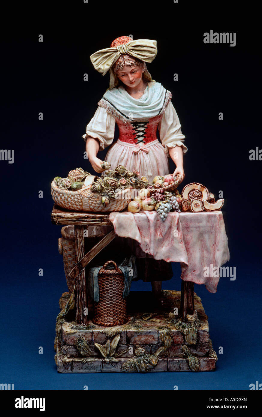 Statuetta di frutti e fiori venditore Foto Stock