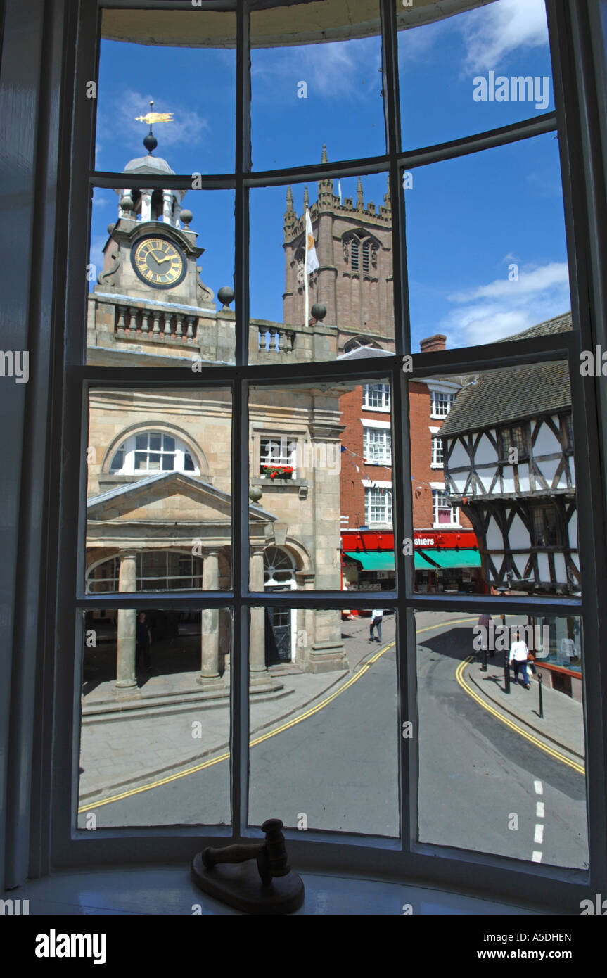 Guardando attraverso una finestra ad arco al burro Cross e St Lawrence è la chiesa, Ludlow Shropshire, Regno Unito Foto Stock