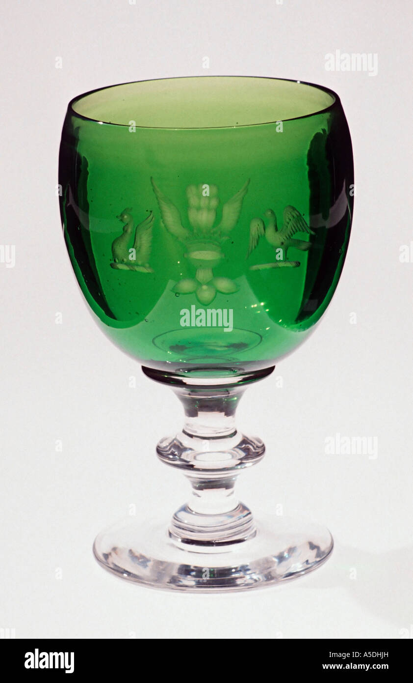 Nei primi anni del XX secolo verde calice di vetro con inciso il crest bird e Swan Foto Stock