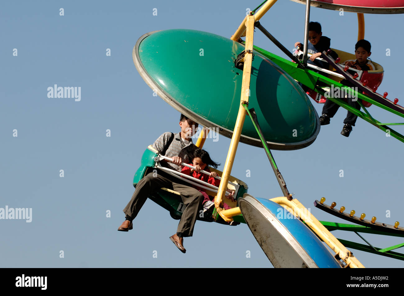 La gente sul parco dei divertimenti di giostre a lanterna cinese Festival Monterey Park California Foto Stock