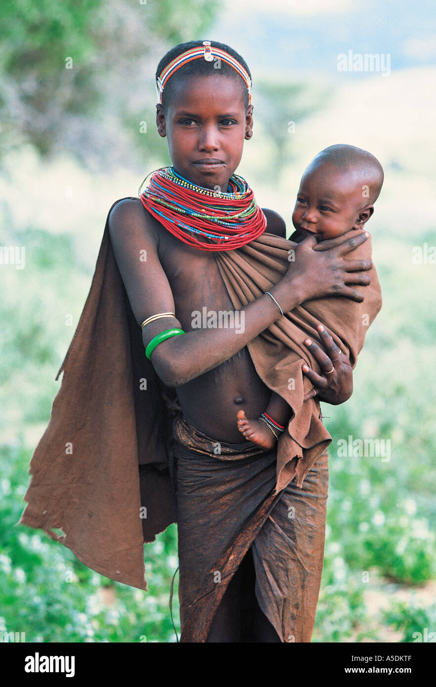 Rendille giovane donna che porta il suo bambino sorella Kenya Settentrionale Africa orientale Foto Stock