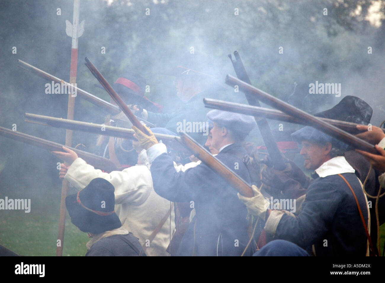 Xvii secolo moschettieri in una guerra civile inglese rievocazione storica evento Foto Stock