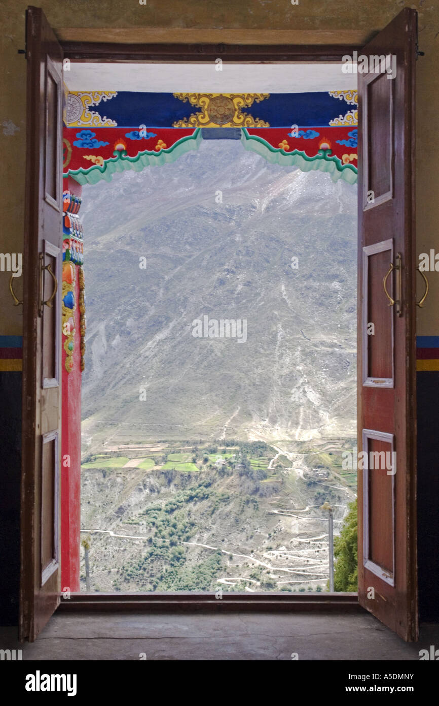 Vista dall'interno di un gompa in Keylong nella regione himalayana del Ladakh Foto Stock
