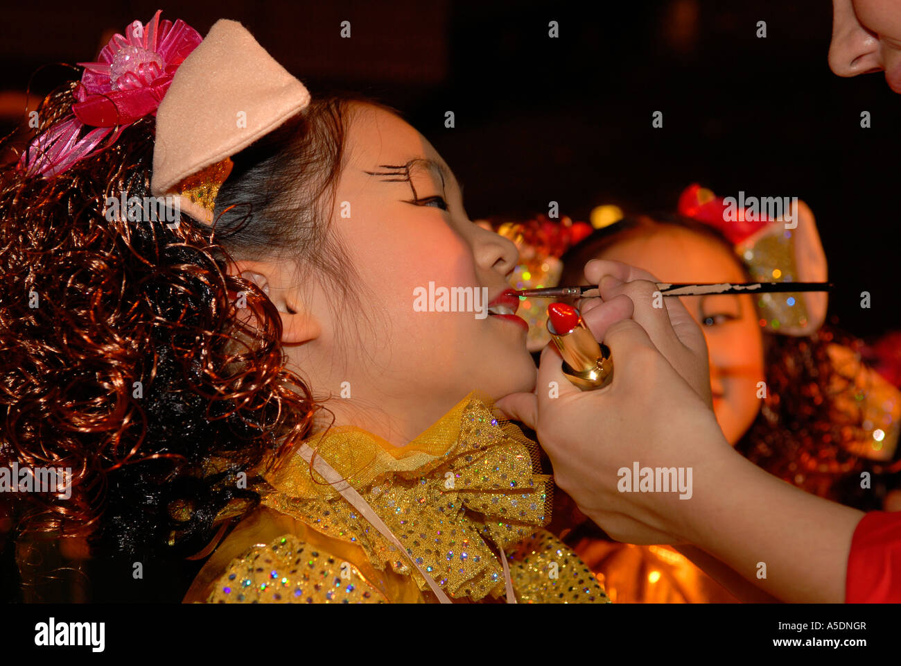 Make up del processo prima della sfilata presso l' anno del maiale' cinese capodanno nuovo anno lunare festeggiamenti in Hong Kong Cina febbraio 200 Foto Stock