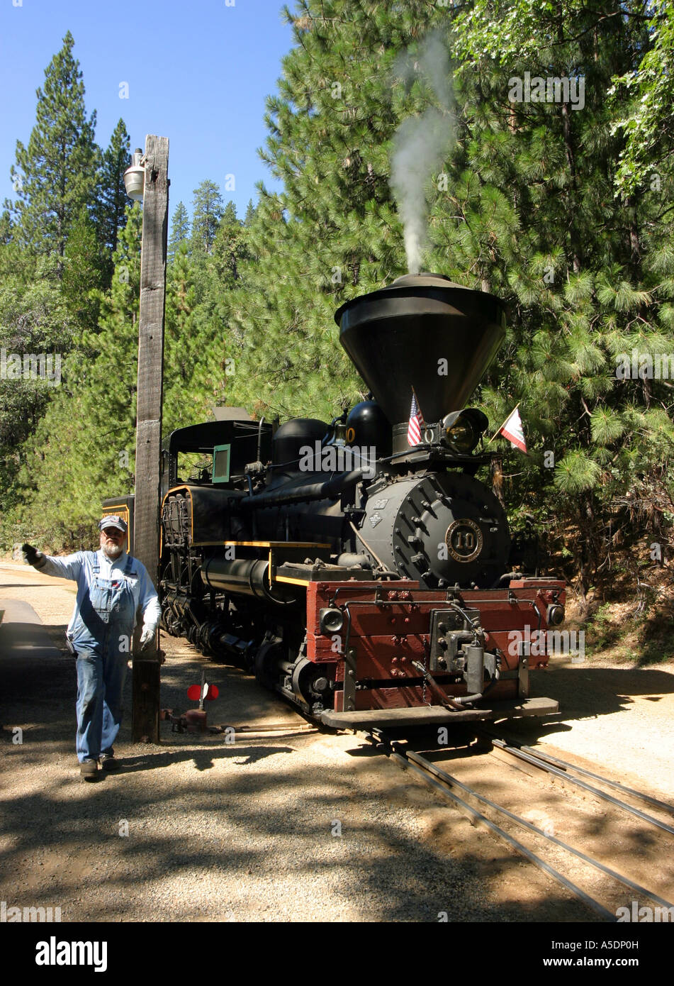 La locomotiva e la guardia, Yosemite zucchero Mountain Pine Railroad, CALIFORNIA, STATI UNITI D'AMERICA Foto Stock