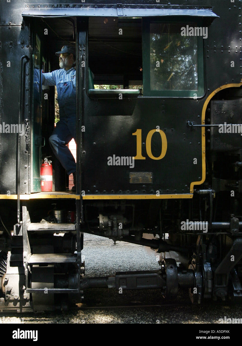 Il conducente della locomotiva e il Parco Nazionale di Yosemite zucchero Mountain Pine Railroad, CALIFORNIA, STATI UNITI D'AMERICA Foto Stock