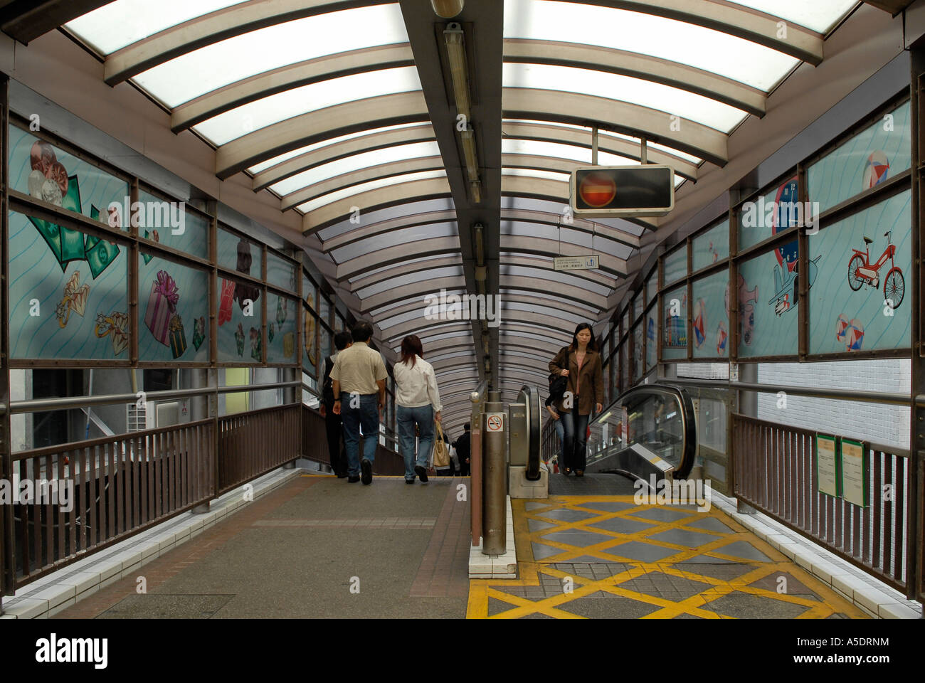 Il Central-Mid-livelli di collegamento di Escalator Midlevels al distretto centrale dell'Isola di Hong Kong Cina Foto Stock