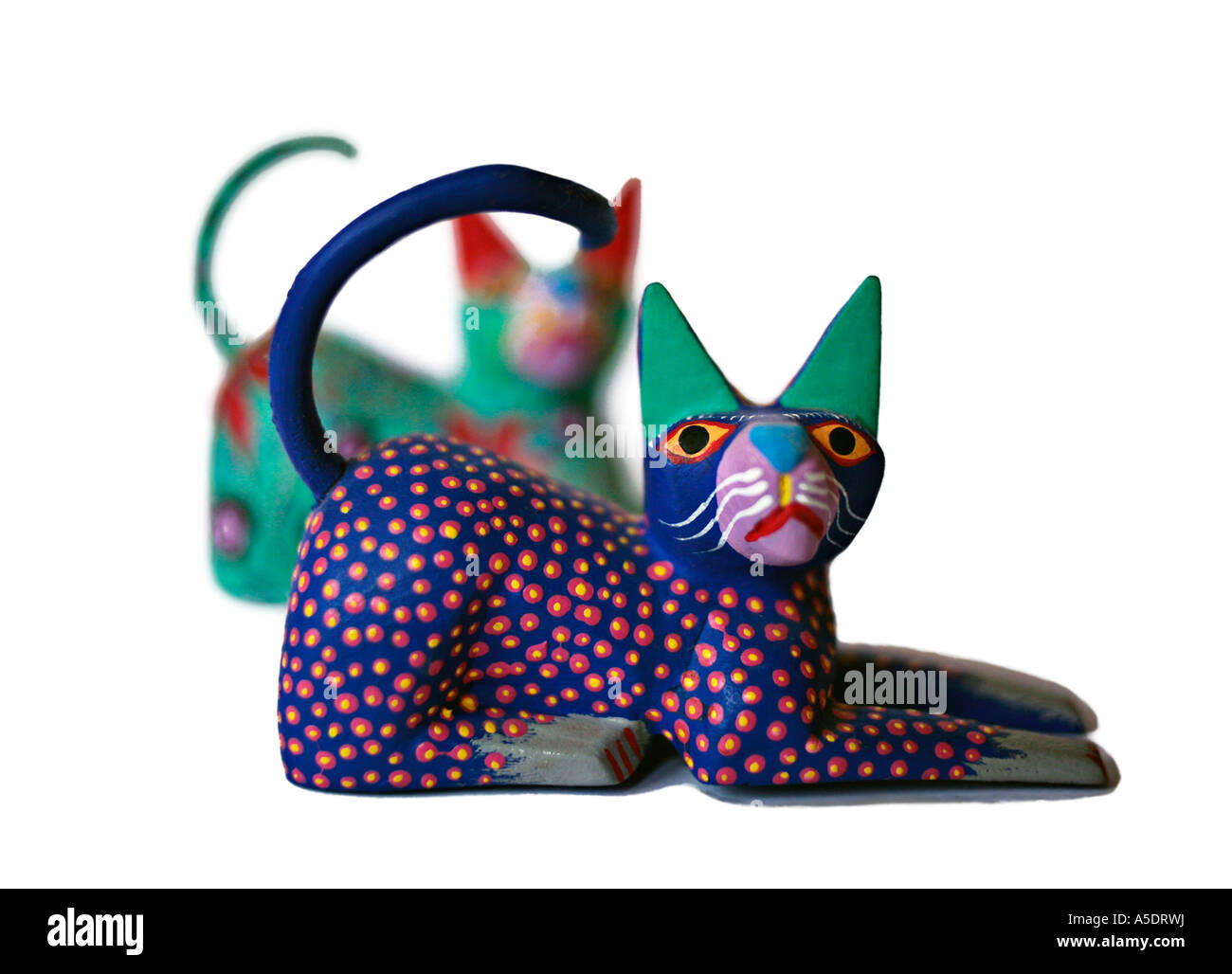 2 messicano scolpito a mano gatti figurine mostrato come un cut-out Foto Stock