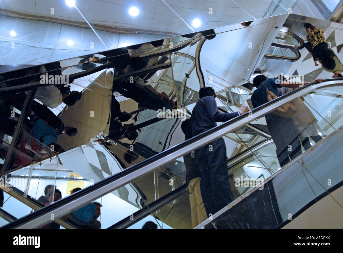 Gli amanti dello shopping su scale mobili all'interno di un centro commerciale per lo shopping di Hong Kong Cina Foto Stock