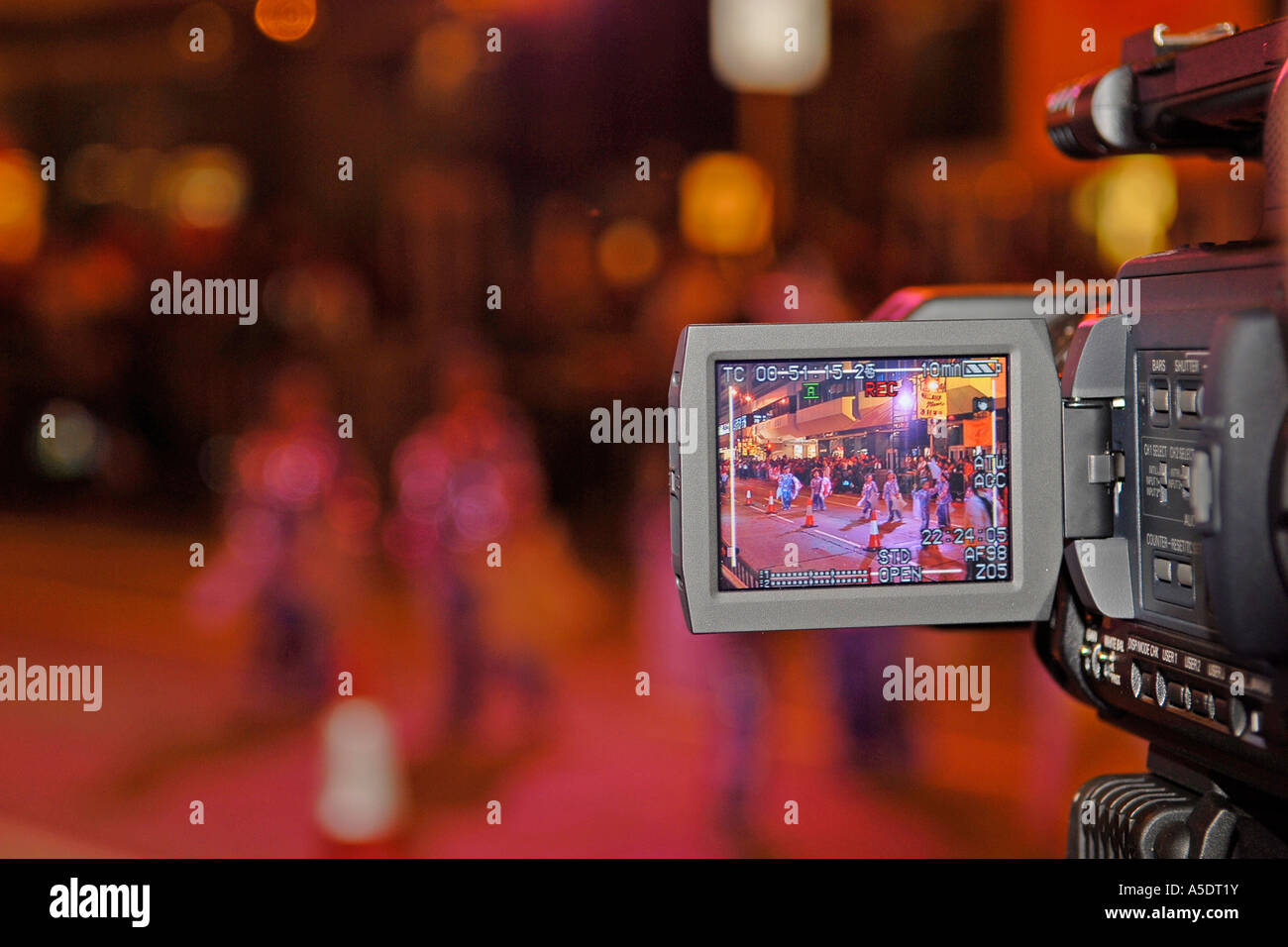 Scena di strada come visto attraverso il monitor LCD o il mirino della videocamera digitale in Hong Kong Cina durante il Lunar Anno Nuovo Cinese Foto Stock