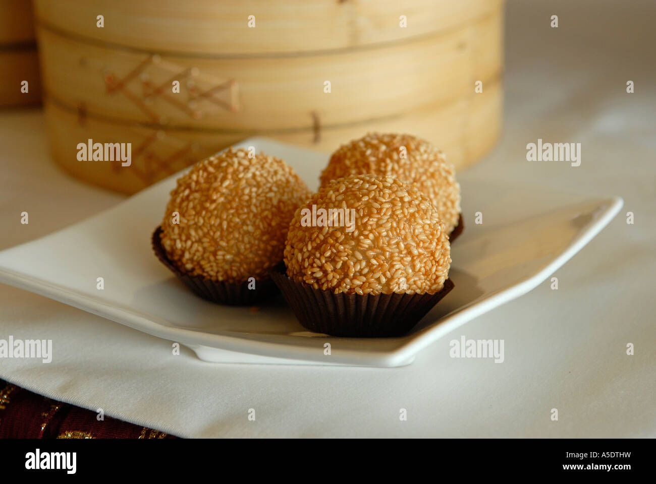 Dim sum polpette di sesamo fritte con farina di riso glutinoso e pasta di fagioli rossi; Noto Anche come Jian Dui in cinese. Hong Kong Cina Foto Stock