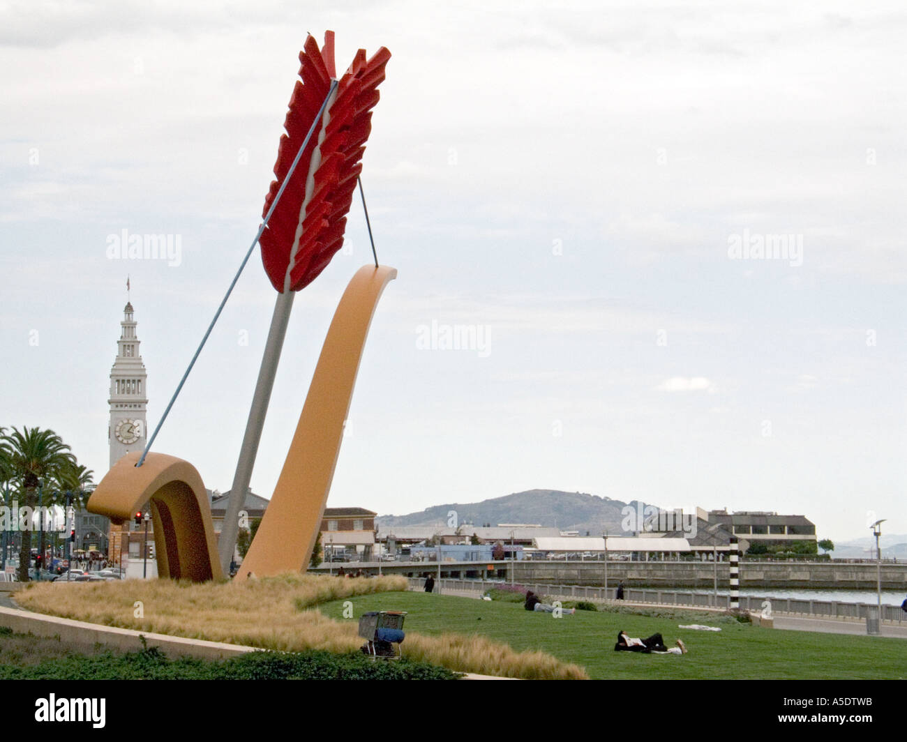 Progettata da Richard Serra, questa scultura di nome Cupids Span è stata commissionata per la sede centrale della Gap a San Francisco. Foto Stock