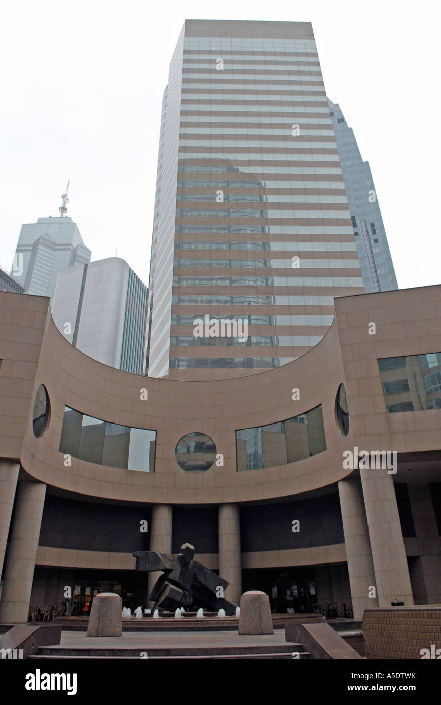 Scultura creata da Dame Elisabeth Frink situata in una piscina su un podio vicino agli edifici di Exchange Square e allo shopping IFC mall.in Hong Kong China Foto Stock