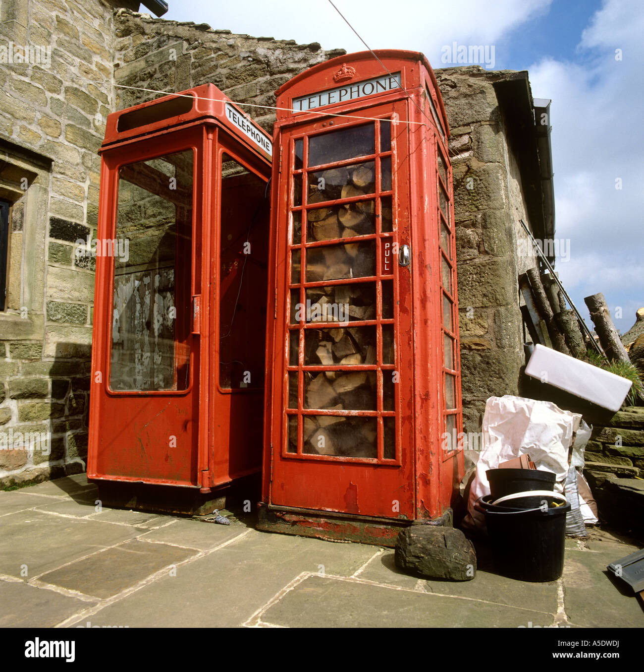 Regno Unito Yorkshire vicino Howarth ridondante K6 e K8 caselle Telefono in pietra giardino cottage Foto Stock