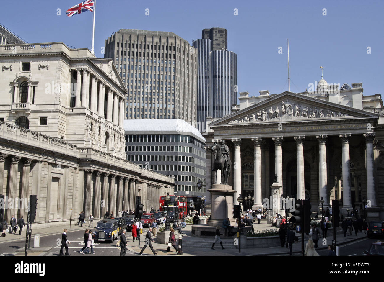 City of London financial district con la vecchia Borsa e Banca di  Inghilterra a Londra REGNO UNITO Foto stock - Alamy