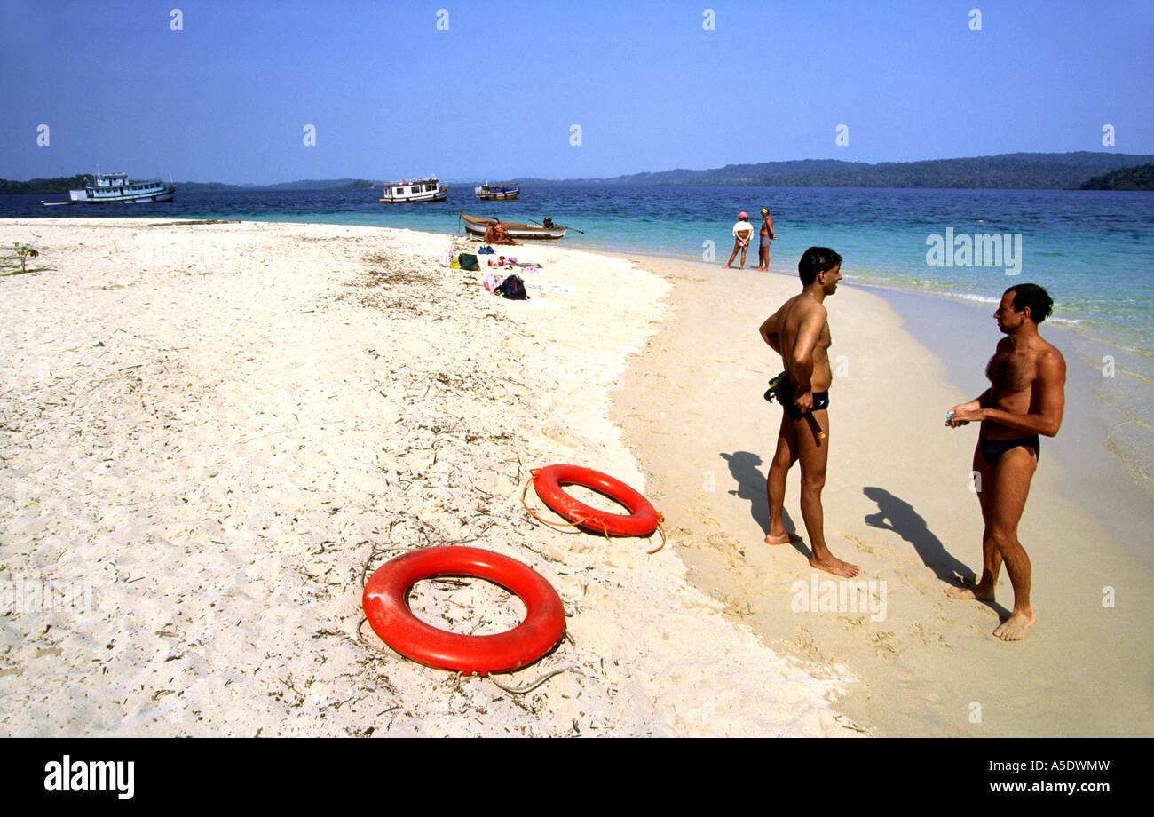 India Andamane del Sud isola il Mahatma Gandhi Il Parco Marino Nazionale di Jolly boa i turisti occidentali sulla spiaggia Foto Stock