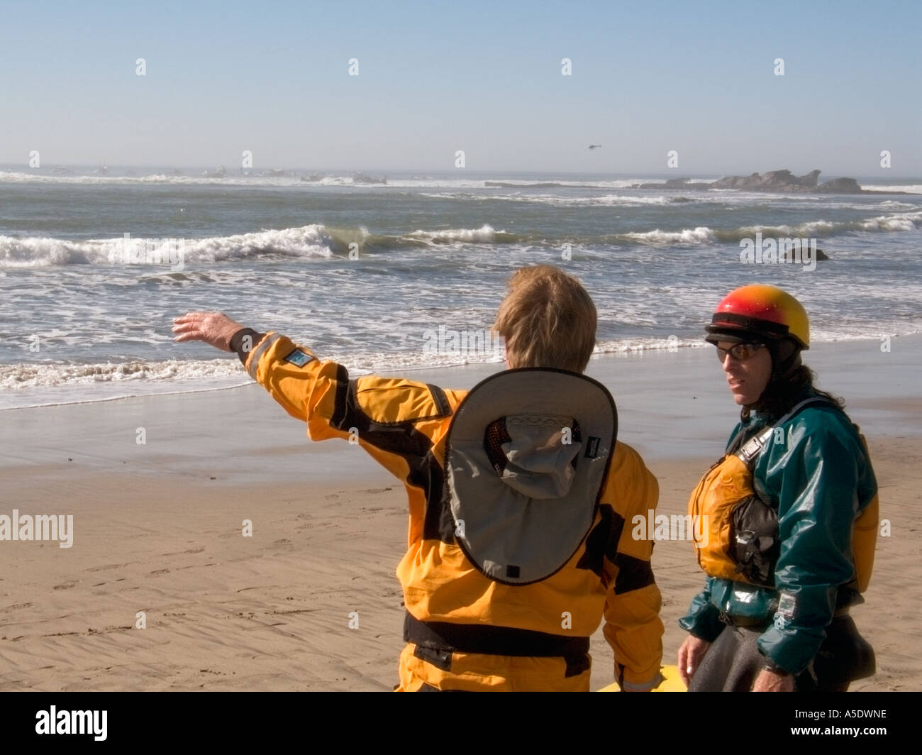 Valutazione del rischio da parte della squadra di salvataggio prima di una gara di surf Foto Stock