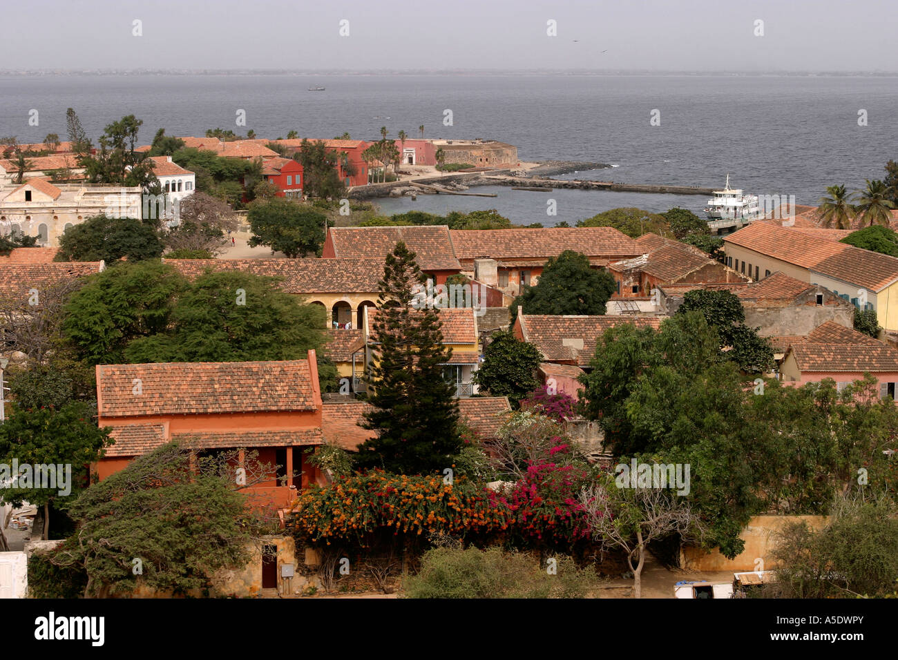 Senegal Isle de Goree vista in elevazione del porto dal castello Foto Stock