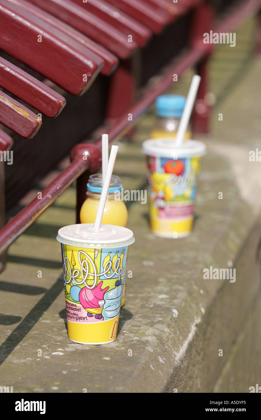 Manchester junk food zucchero bere una tazza di plastica di ristoro di paglia di bere succo di sole i bambini dell Infanzia menu McDonalds Foto Stock