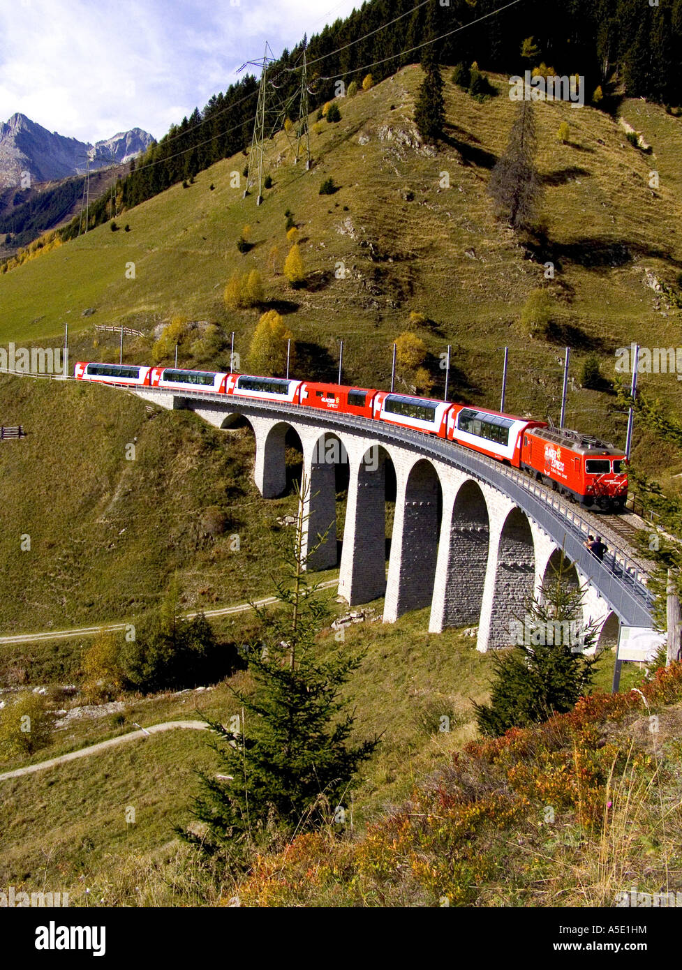 Il Glacier Express sulla Val Bugnei viadotto, Svizzera, Bugnei Foto Stock