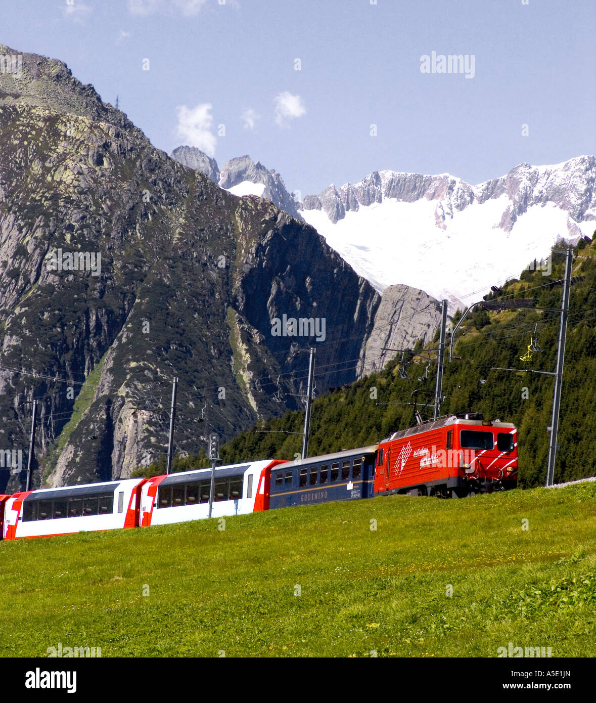Il Glacier Express sul modo di passare Oberalp, Svizzera Foto Stock