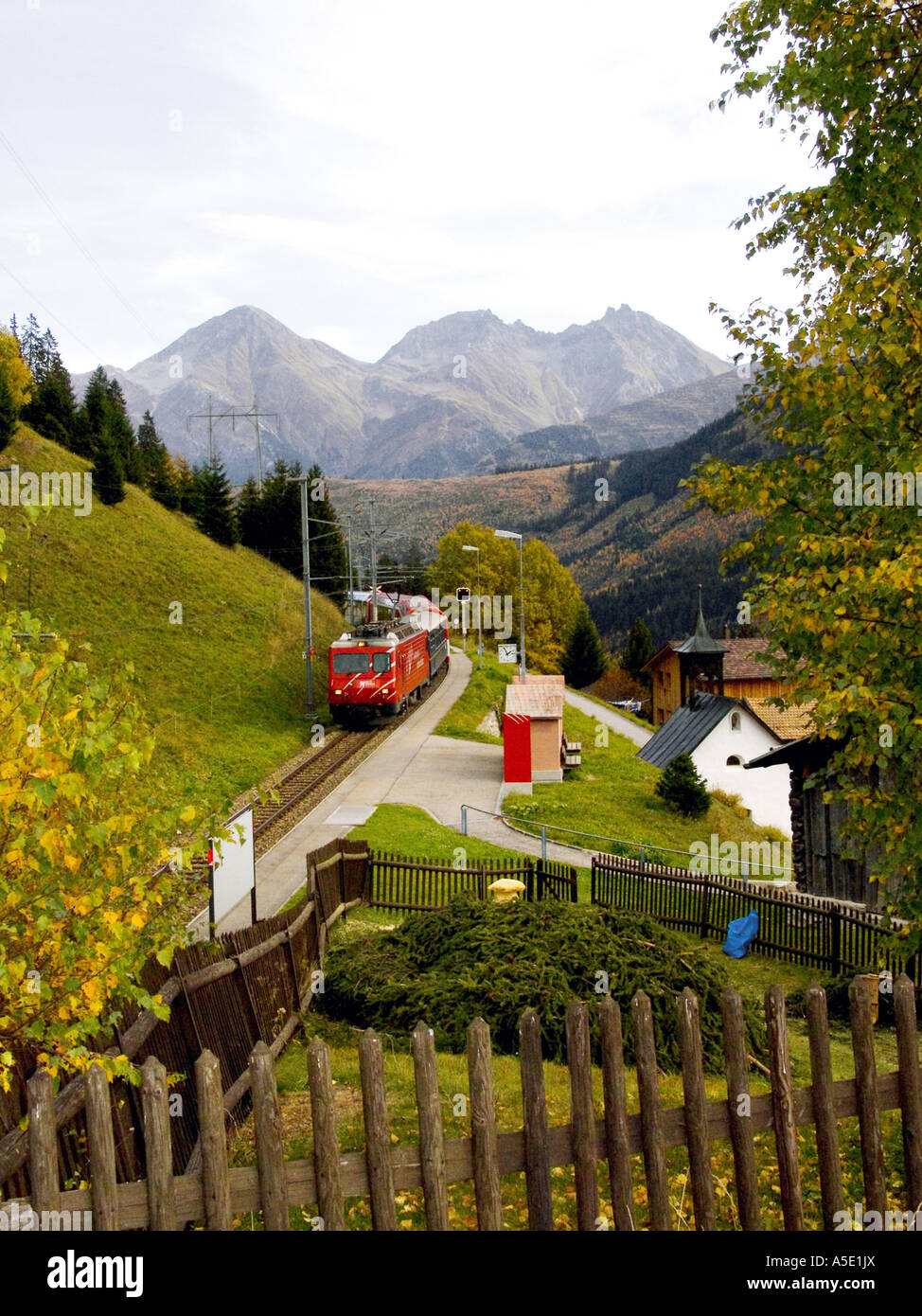 Il Glacier Express a Bugnei, Svizzera Foto Stock