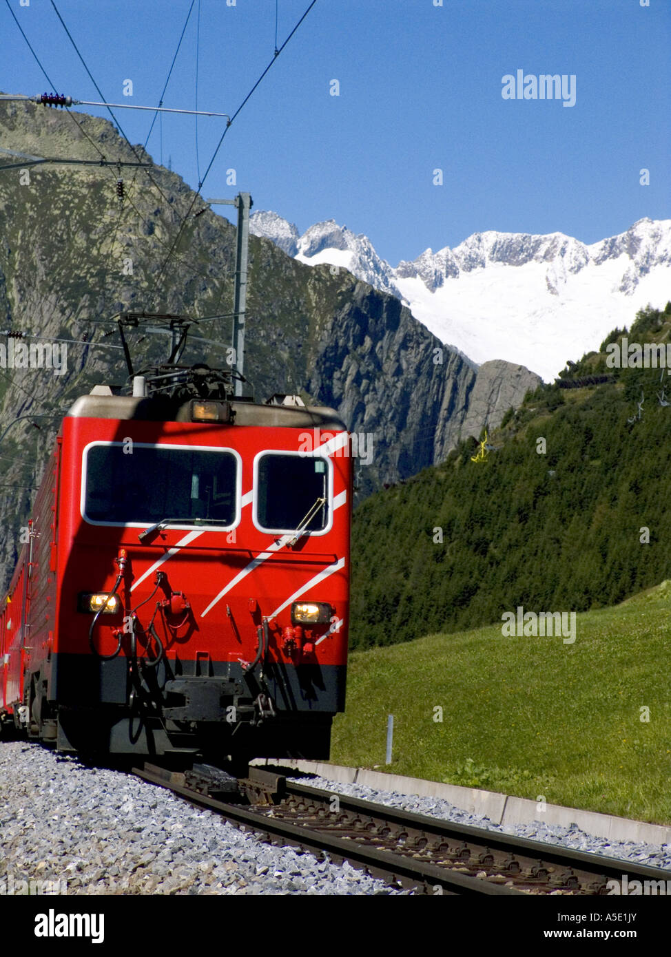 Il Glacier Express sul modo di passare Oberalp, Svizzera Foto Stock