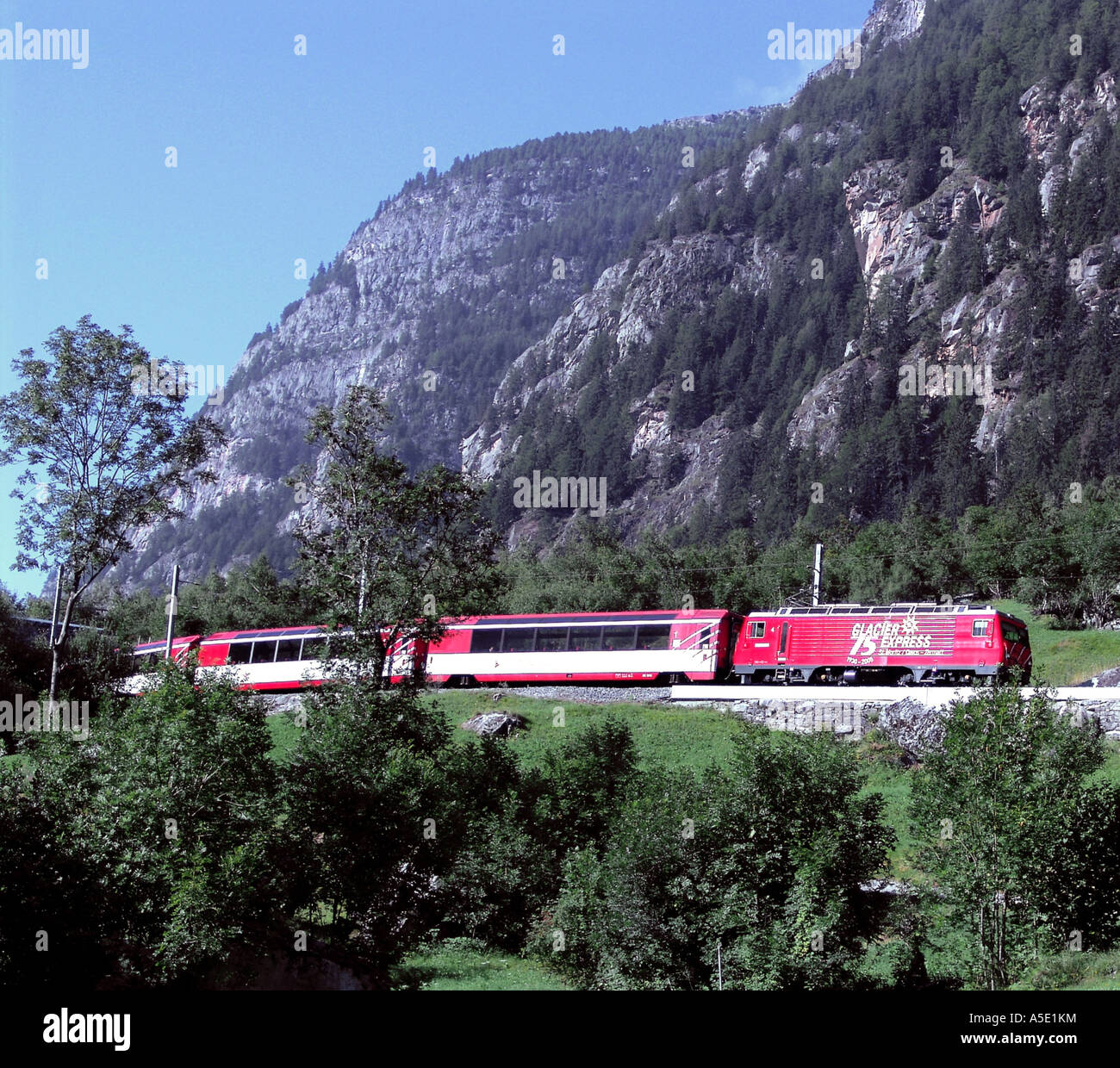 Il Glacier Express nella valle della questione, Svizzera Foto Stock